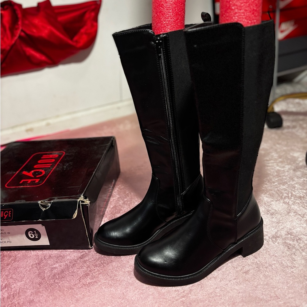 BRAND NEW! Gorgeous knee high boots! Stylish and comfortable! Great condition🖤